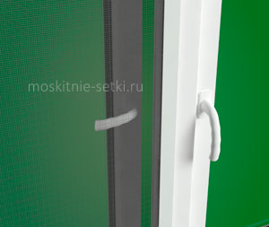 Ручка окна упирается в сетку